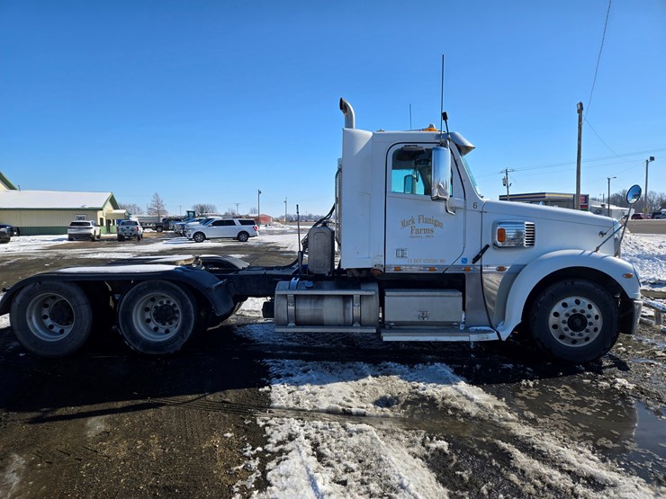 2012-freightliner-coronado-132-image-26