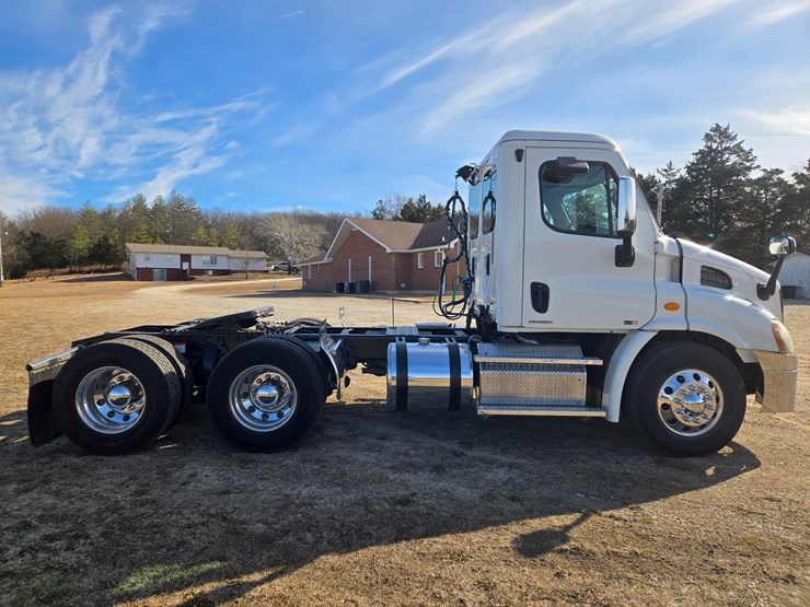 2012-freightliner-cascadia-113-image-20