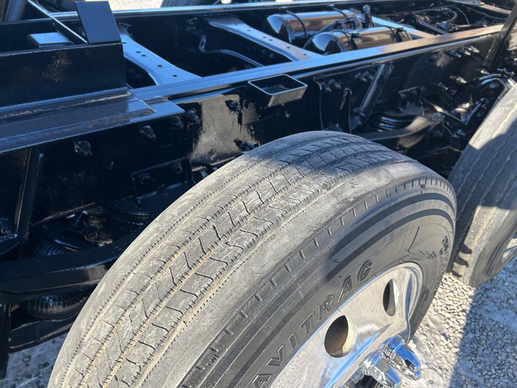 2015-peterbilt-567-image-92