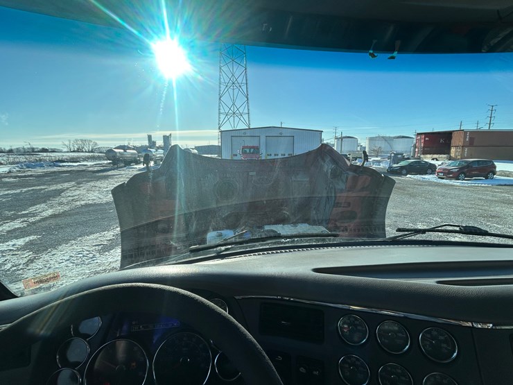 2015-peterbilt-567-image-152