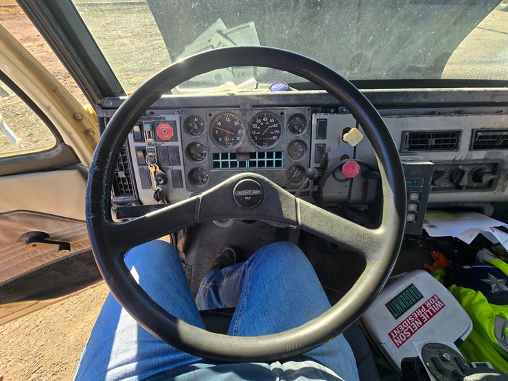 1996-freightliner-fl70-image-57