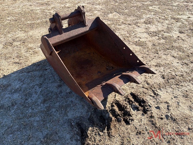 23"-tooth-bucket-backhoe-attachment-image-1