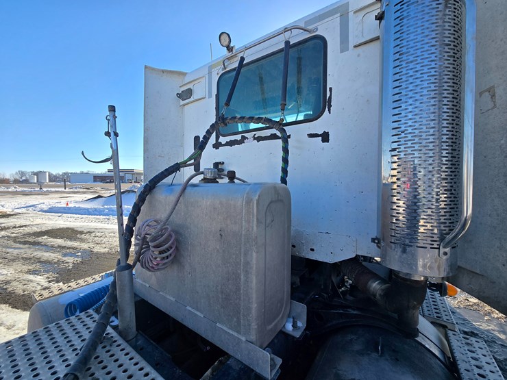 2012-freightliner-coronado-132-image-102