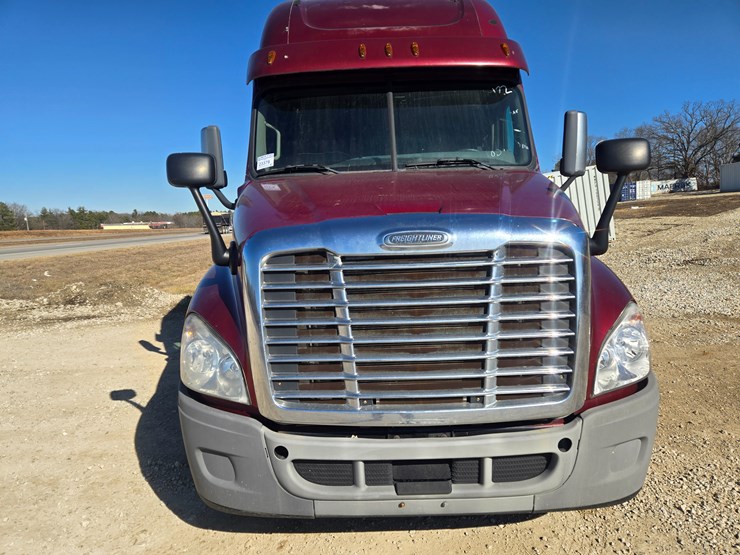 2014-freightliner-cascadia-125-image-29