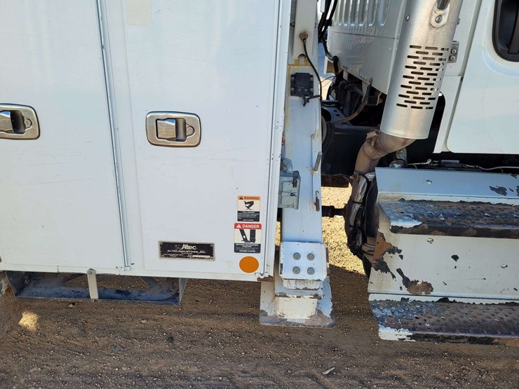 2014-freightliner-m2-106-image-5