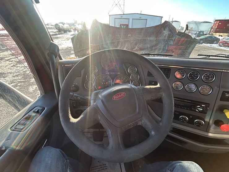2015-peterbilt-567-image-146