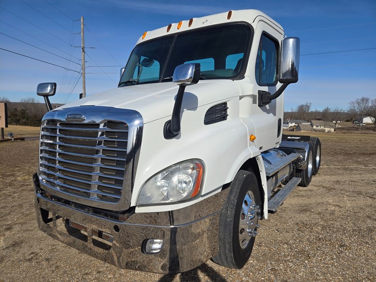 2012-freightliner-cascadia-113-image-1