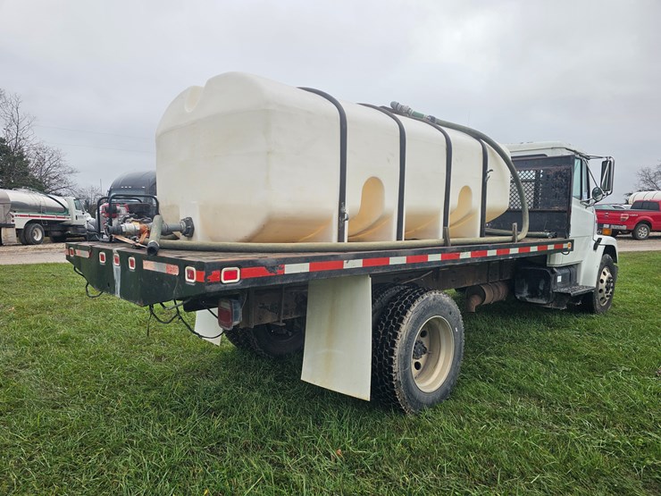 2000-freightliner-fl60-image-16