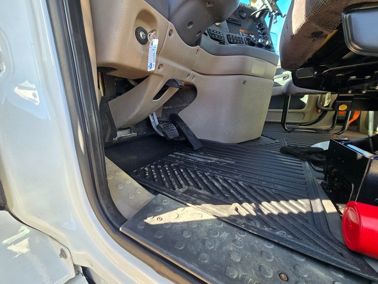 2012-freightliner-cascadia-113-image-50