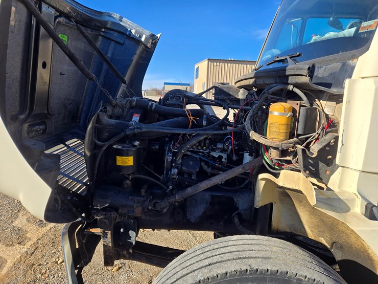 1996-freightliner-fl70-image-26