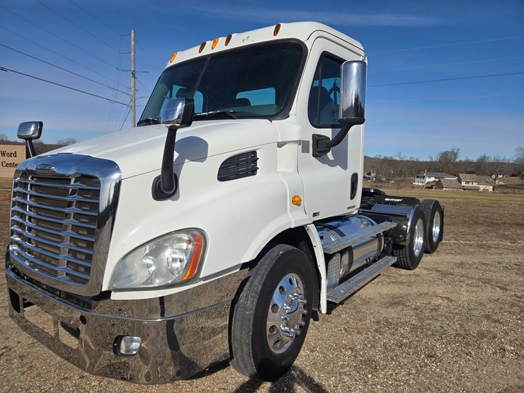 2012-freightliner-cascadia-113-image-2