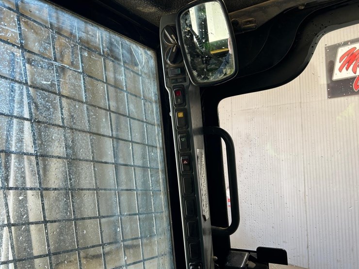 2016-new-holland-l220-image-23