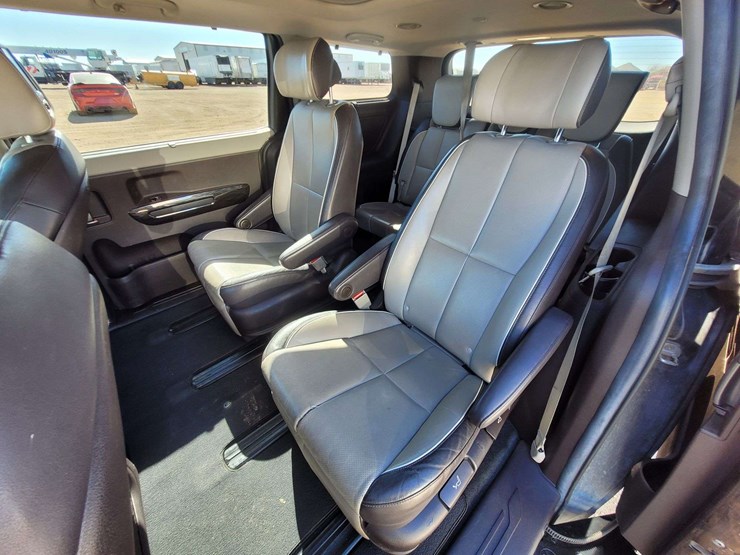 2016-kia-sedona-image-11
