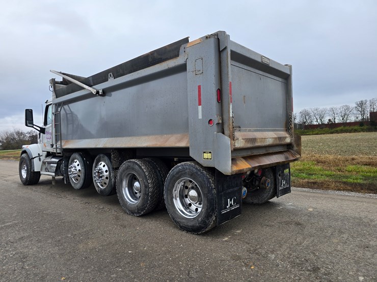 2020-peterbilt-567-image-21