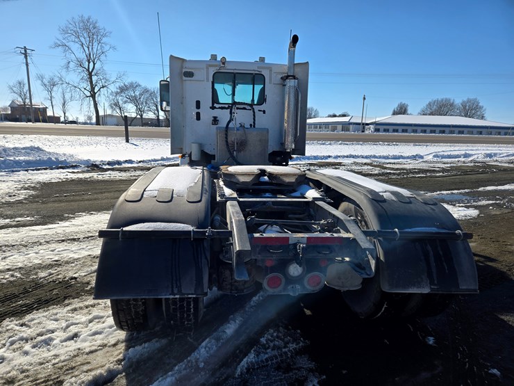 2012-freightliner-coronado-132-image-17