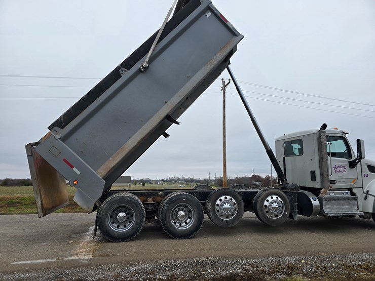 2020-peterbilt-567-image-75