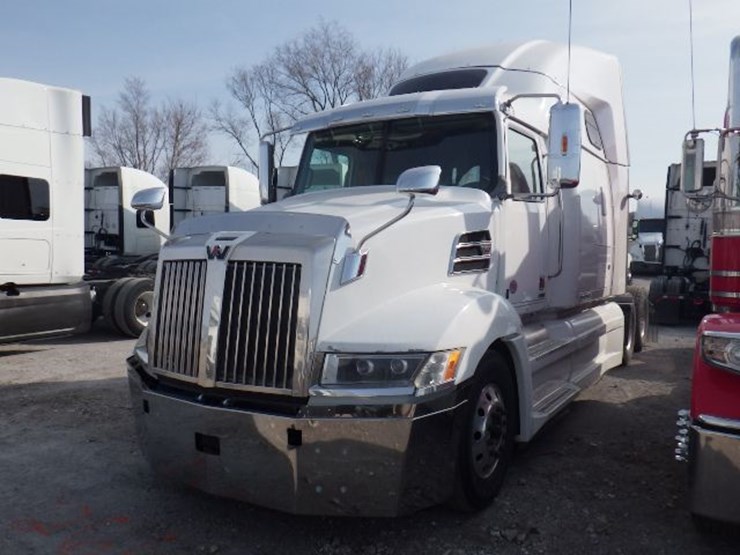 2020-western-star-5700xe-image-1
