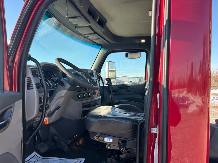 2015-peterbilt-567-image-134