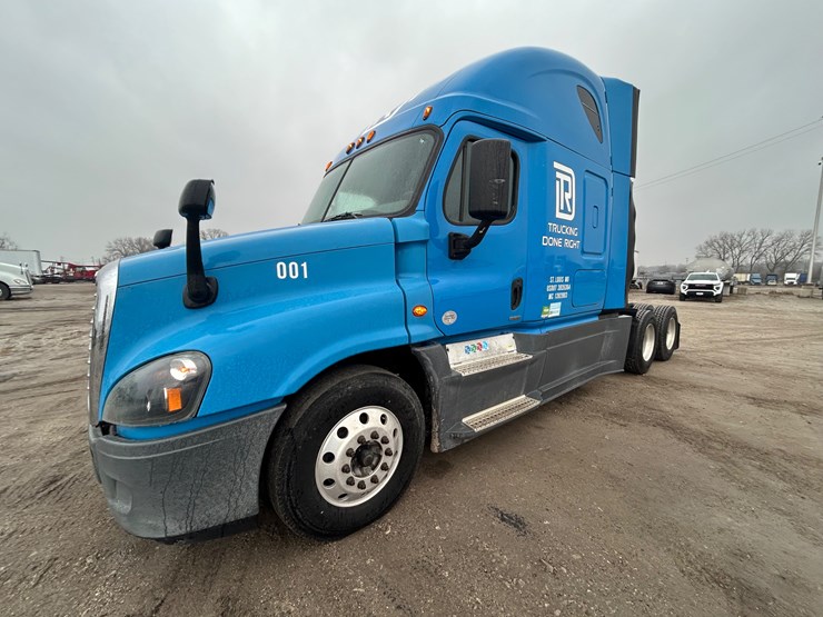 2015-freightliner-cascadia-125-image-4