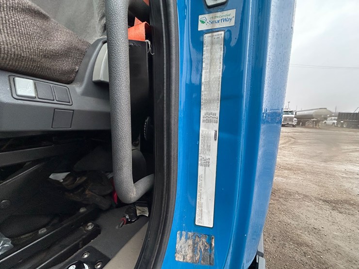 2015-freightliner-cascadia-125-image-103