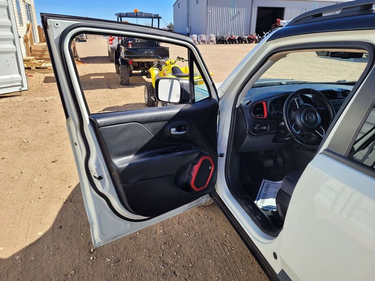 2016-jeep-renegade-trailhawk-image-11