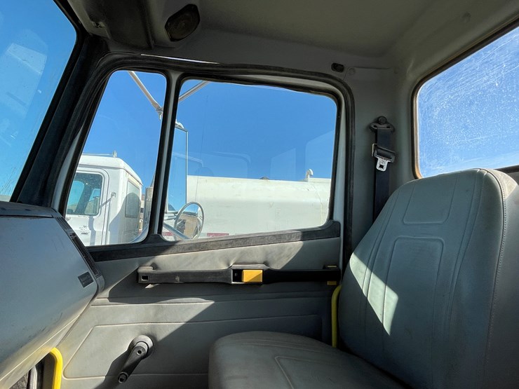 1996-freightliner-fl80-image-81