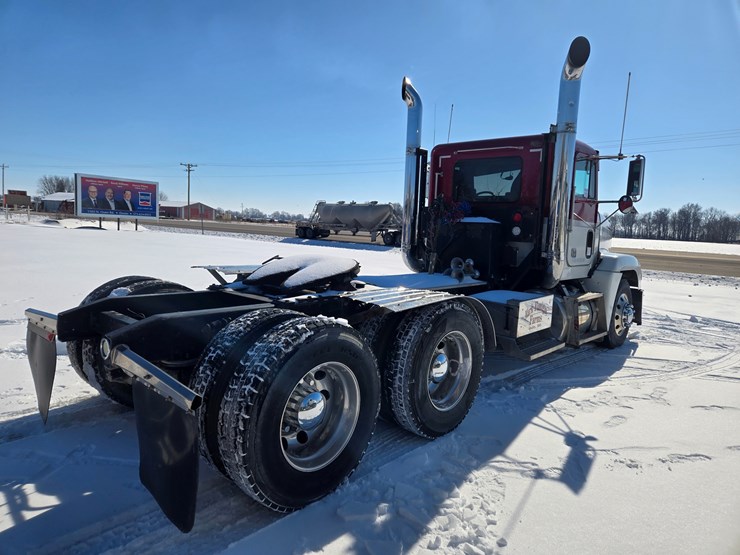 1995-freightliner-fld120-image-24