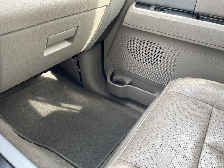 2013-ford-expedition-limited-image-16