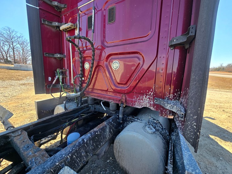 2014-freightliner-cascadia-125-image-97