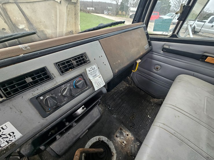 1999-freightliner-fl70-image-52