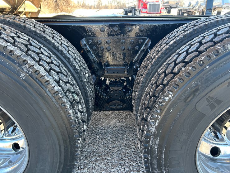 2015-peterbilt-567-image-81