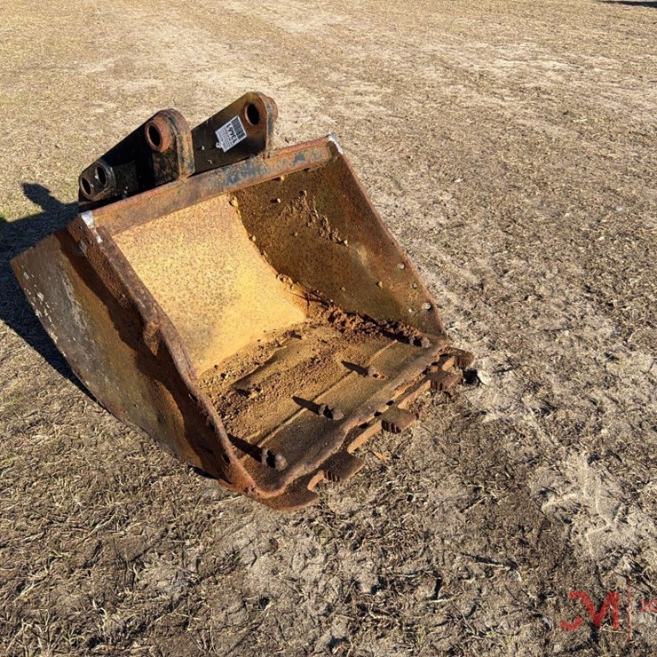 29" SMOOTH BUCKET BACKHOE ATTACHMENT