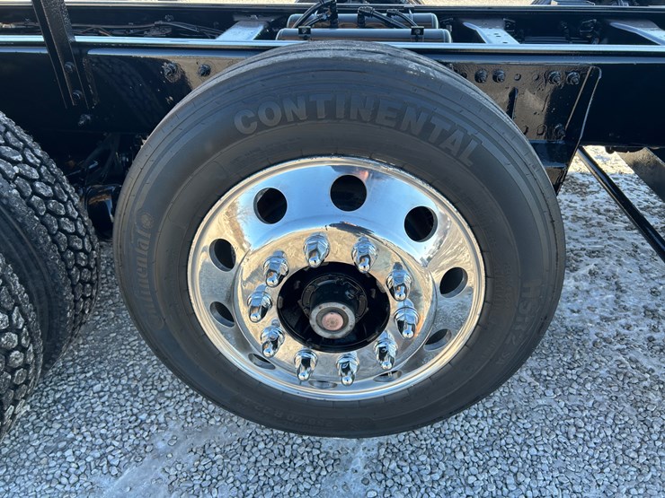 2015-peterbilt-567-image-75