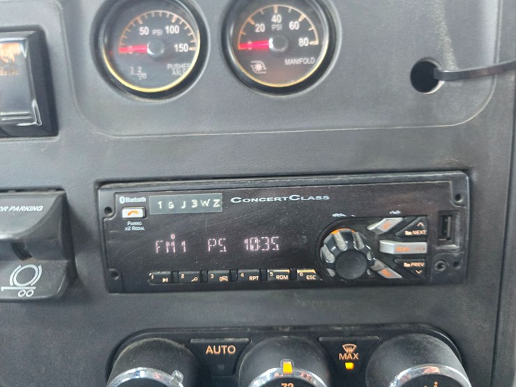 2020-peterbilt-567-image-175