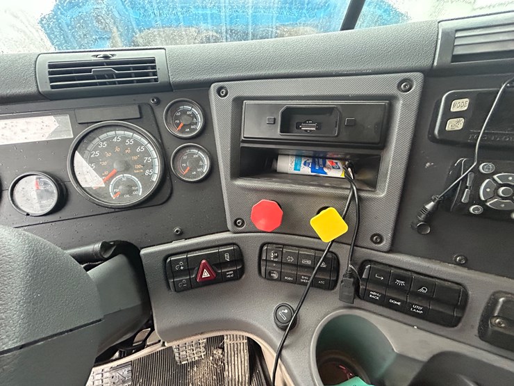 2015-freightliner-cascadia-125-image-64