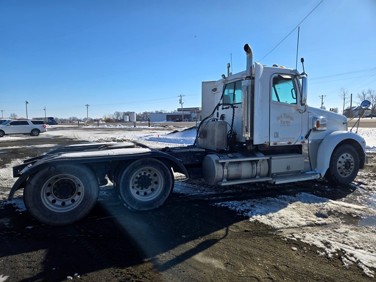 2012-freightliner-coronado-132-image-23