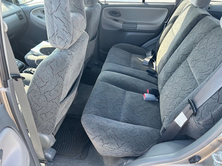 2003-chevrolet-tracker-image-36