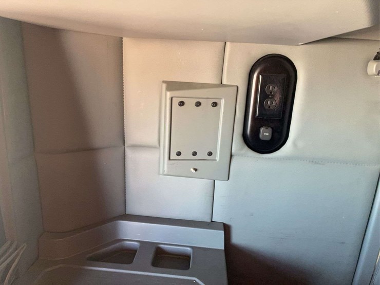 2017-kenworth-t680-image-34