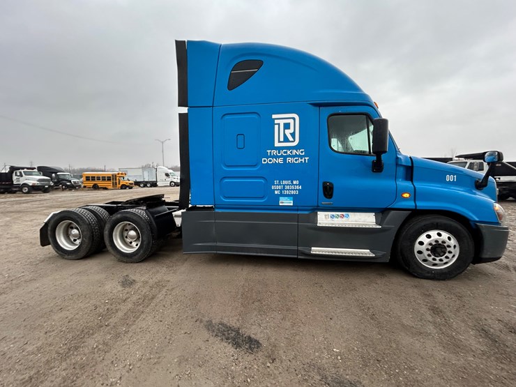 2015-freightliner-cascadia-125-image-27