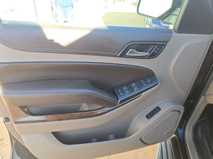 2016-chevrolet-tahoe-lt-image-12