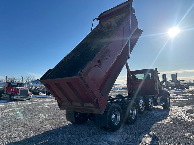 2015-peterbilt-567-image-58