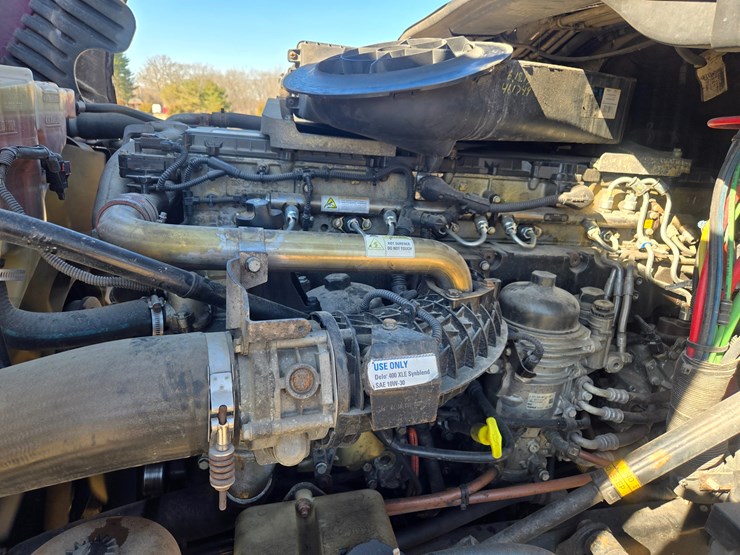 2014-freightliner-cascadia-125-image-31