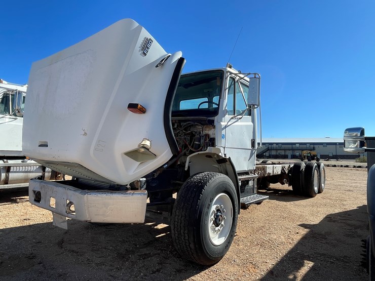 1996-freightliner-fl80-image-13