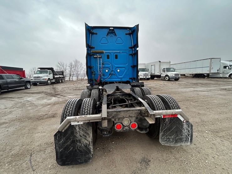 2015-freightliner-cascadia-125-image-17