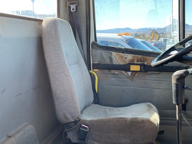 1996-freightliner-fl80-image-143