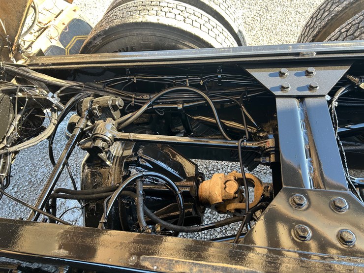 2015-peterbilt-567-image-88