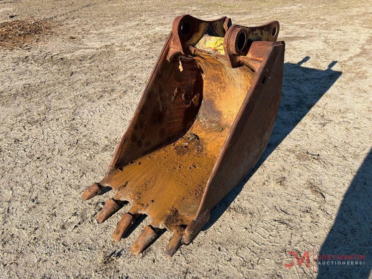 22"-tooth-bucket-backhoe-attachment-image-3