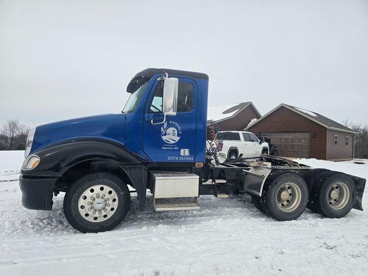 2007-freightliner-columbia-120-image-6