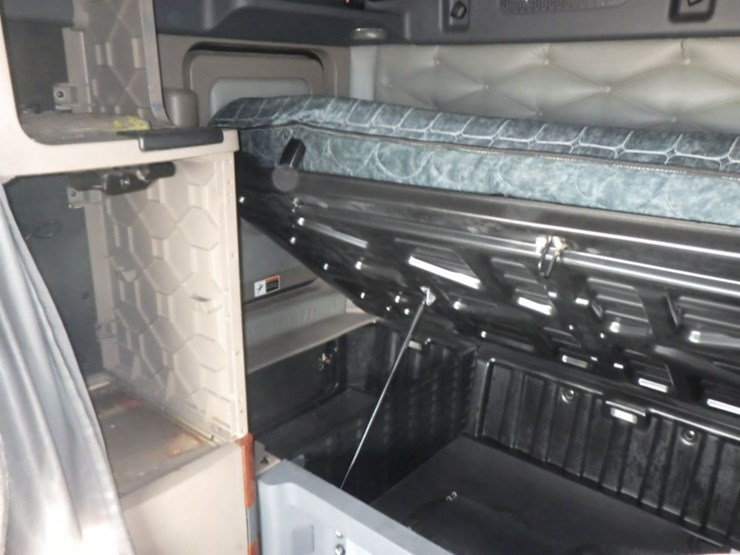 2016-freightliner-cascadia-125-image-18