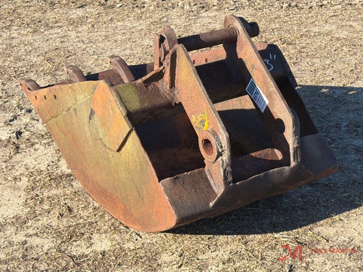 23"-tooth-bucket-backhoe-attachment-image-2